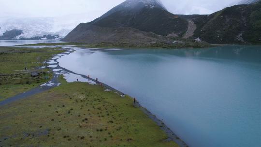 自驾西藏 萨普神山 雨天航拍 湖泊雪山草地高清在线视频素材下载