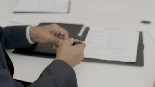 签署文件合同握手合作共赢