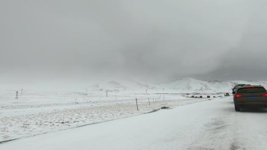 西藏旅游317国道车窗外冰雪路面塞车路段