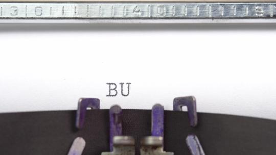旧老式打字机在一张纸上打字视频素材模板下载