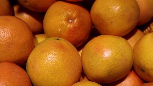 超市货柜里的水果柚子移动镜头