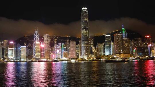 从维多利亚港眺望香港商务区的景色