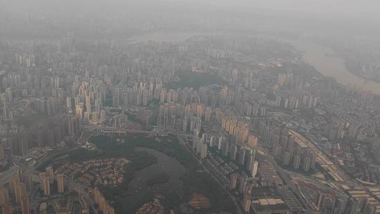 迷雾中飞机窗外的重庆市现代城市建设风光
