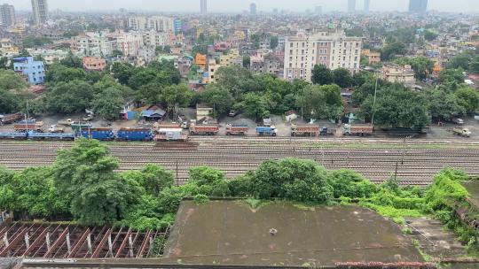 一列行驶中的火车的鸟瞰图和美丽城市景色的多条轨道。加尔各答西孟加拉邦。