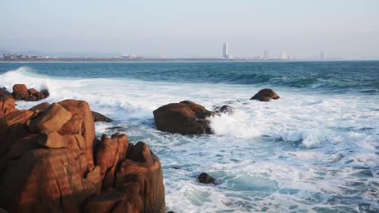 大海边海浪拍打礁石升格慢镜头