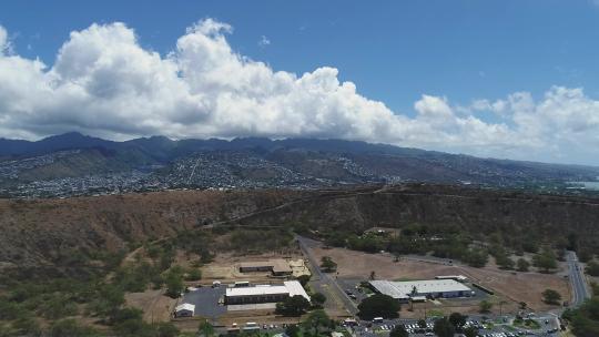 朝向Ko Olina的天桥工厂综合体全景景观，山脉背景，夏威夷