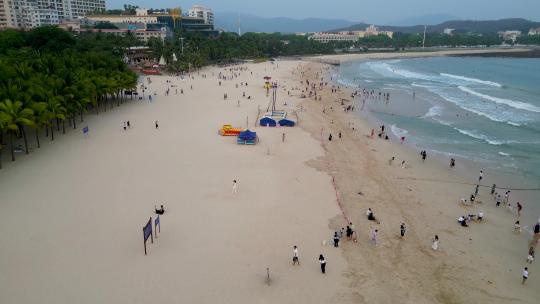 三亚市三亚湾大东海旅游区沙滩上的游客