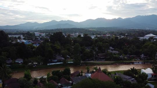 空中拍摄的Pai山村，河流流过村庄。（塔北