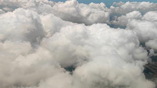 飞机穿越云层窗外云海风光