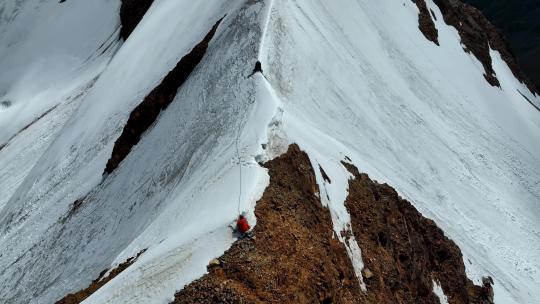 航拍攀登沙鲁里山脉尼登贡嘎雪山的登山者