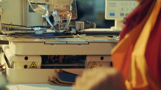 拍摄工厂里的缝纫机视频素材模板下载