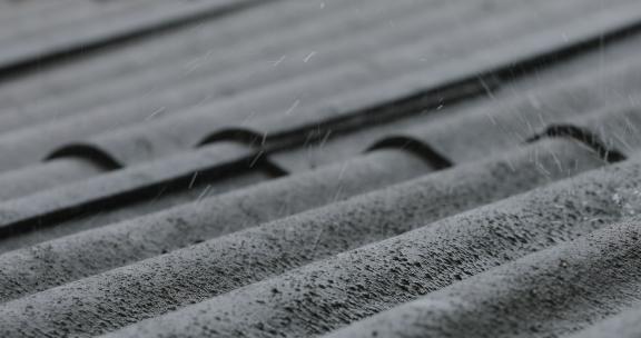 雨滴落在石棉瓦屋顶03