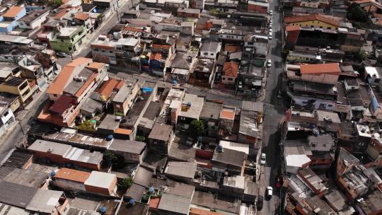 无人机飞向巴西圣保罗最大的贫民窟之一圣马特乌斯，而相机直到
