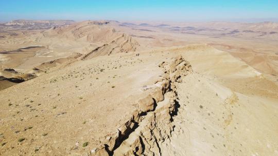 空中飞越位于以色列内盖夫沙漠的山脊线。多莉前进视频素材模板下载