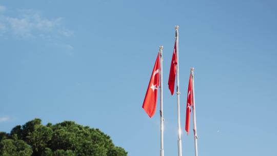 蓝天下挥舞的土耳其国旗
