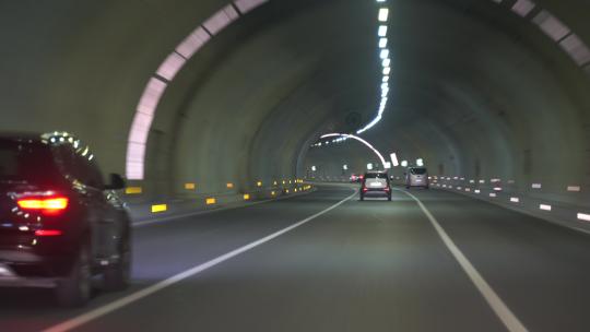 开车驾驶在隧道中驶出隧道高速公路隧道行驶