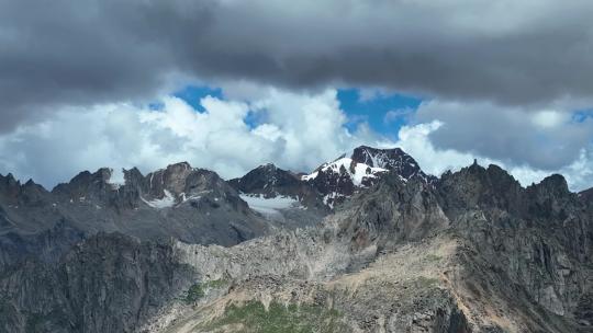 航拍四川甘孜沙鲁里山脉主峰夏塞雪山风光