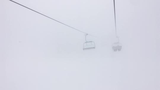 从椅子电梯看滑雪场的暴风雨天气