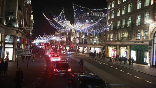 圣诞节期间伦敦一条挂满圣诞彩灯的街