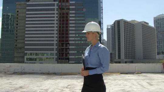 女建筑工人肖像视频素材模板下载