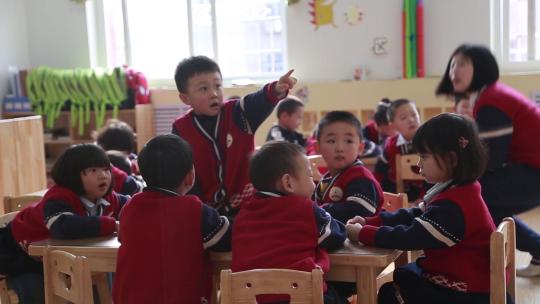 m135儿童幼儿园幼儿校园生活玩耍手工视频素材模板下载