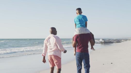 一家人在海滩上散步