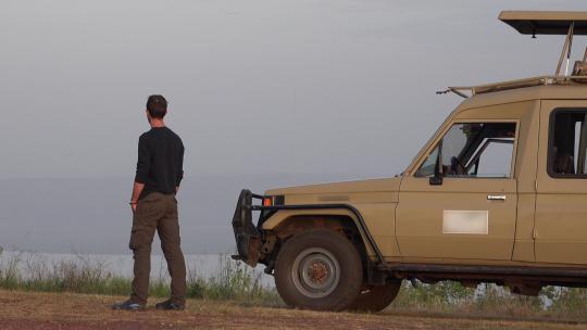 一名男性游客站在Safari前观看非洲风景