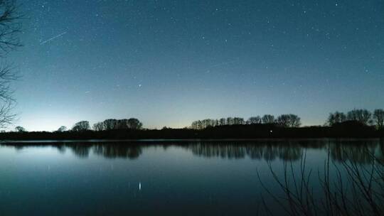 湖面倒影夜空