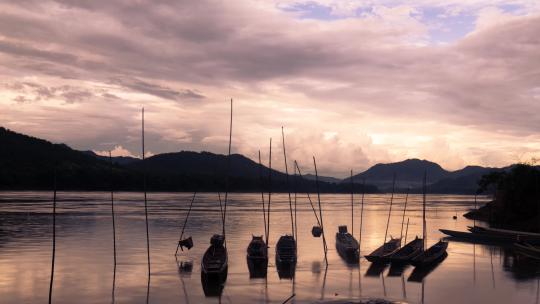日落时分停泊在湄公河沿岸的渔船