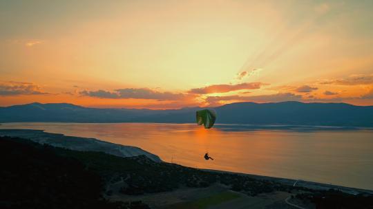 日落电影中的滑翔伞