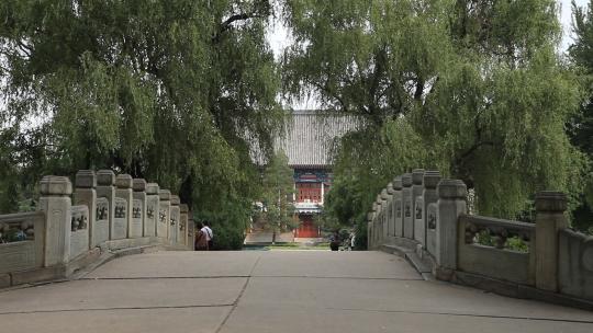 北京大学校园内石桥