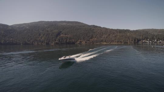 快艇在水上高速行驶视频素材模板下载
