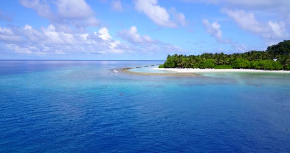 日间无人机干净的阳光白色沙滩天堂海滩和水蓝色的水背景