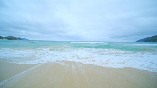 波涛汹涌 海浪拍打沙滩 海边浪花