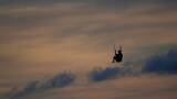 滑翔伞运动员准备起飞整理装备高清在线视频素材下载