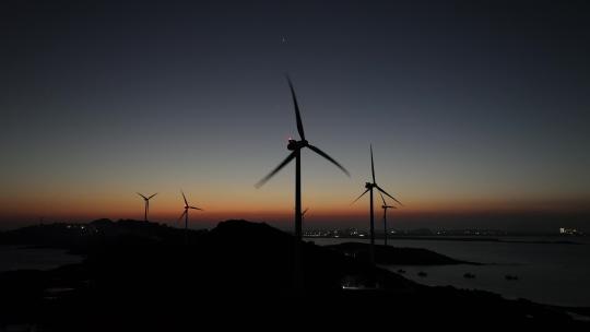 夜晚海边风车航拍大海夜景自然风光晚上风景