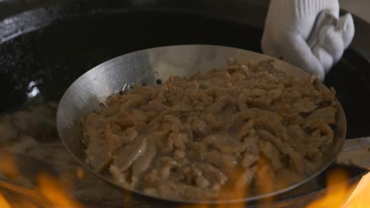 农村厨师做过油肉的4k视频视频素材模板下载