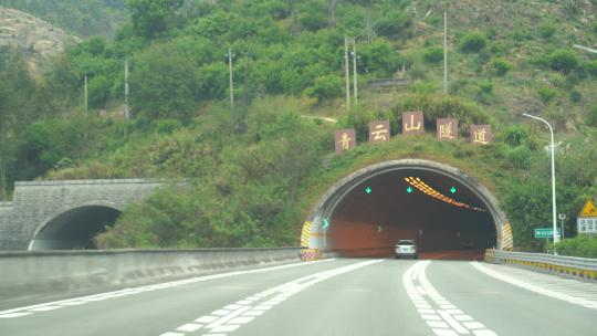 高速公路行驶进入隧道开车第一视角行车记录