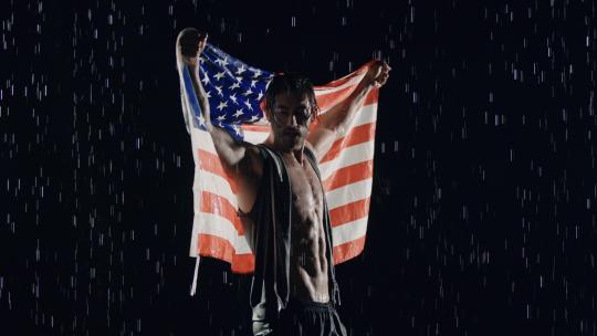 雨中带着美国国旗的胜利者视频素材模板下载