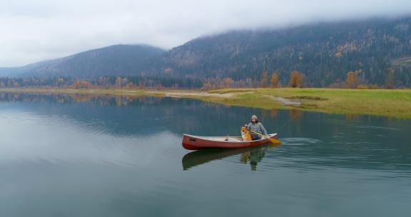一个人和他的狗在湖上划船