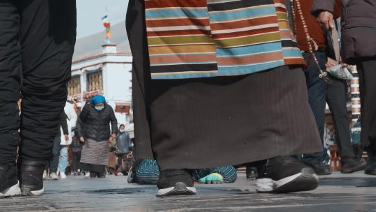 西藏旅游风光拉萨八廓街祈福磕头行人