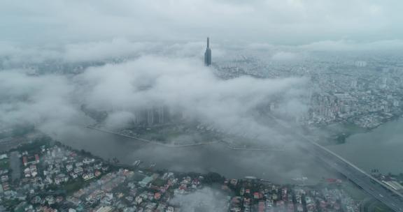 云雾缭绕中城市高楼的壮丽景象