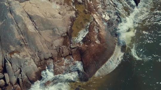 海浪撞击海滩的岩石