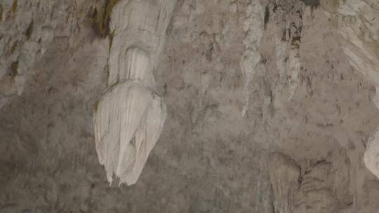 M1山洞中的巨大钟乳石视频素材模板下载