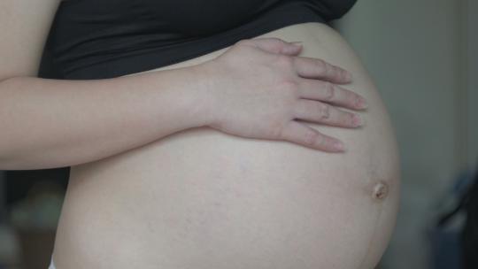 孕妇温柔的抚摸肚子视频素材模板下载