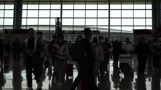 机场车站人流脚步特写步伐匆忙人来人往剪影