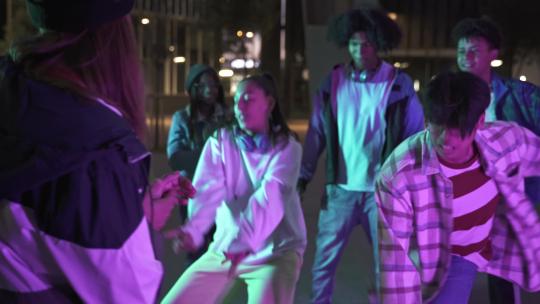 一群年轻人跳街舞视频素材模板下载