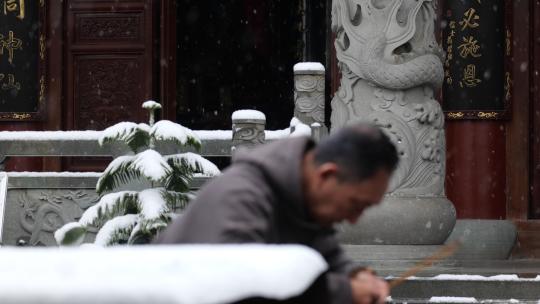 中式建筑下雪中实拍