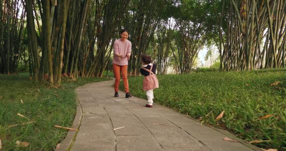小孩和妈妈在竹林公园小路玩耍亲子户外欢乐