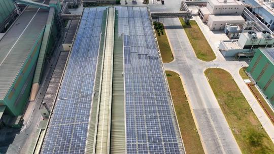 航拍福建漳州钢铁站屋顶太阳能光伏发电